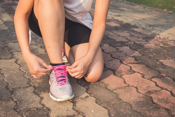 Umfassende tests von laufschuhen und trail-schuhen für läufer